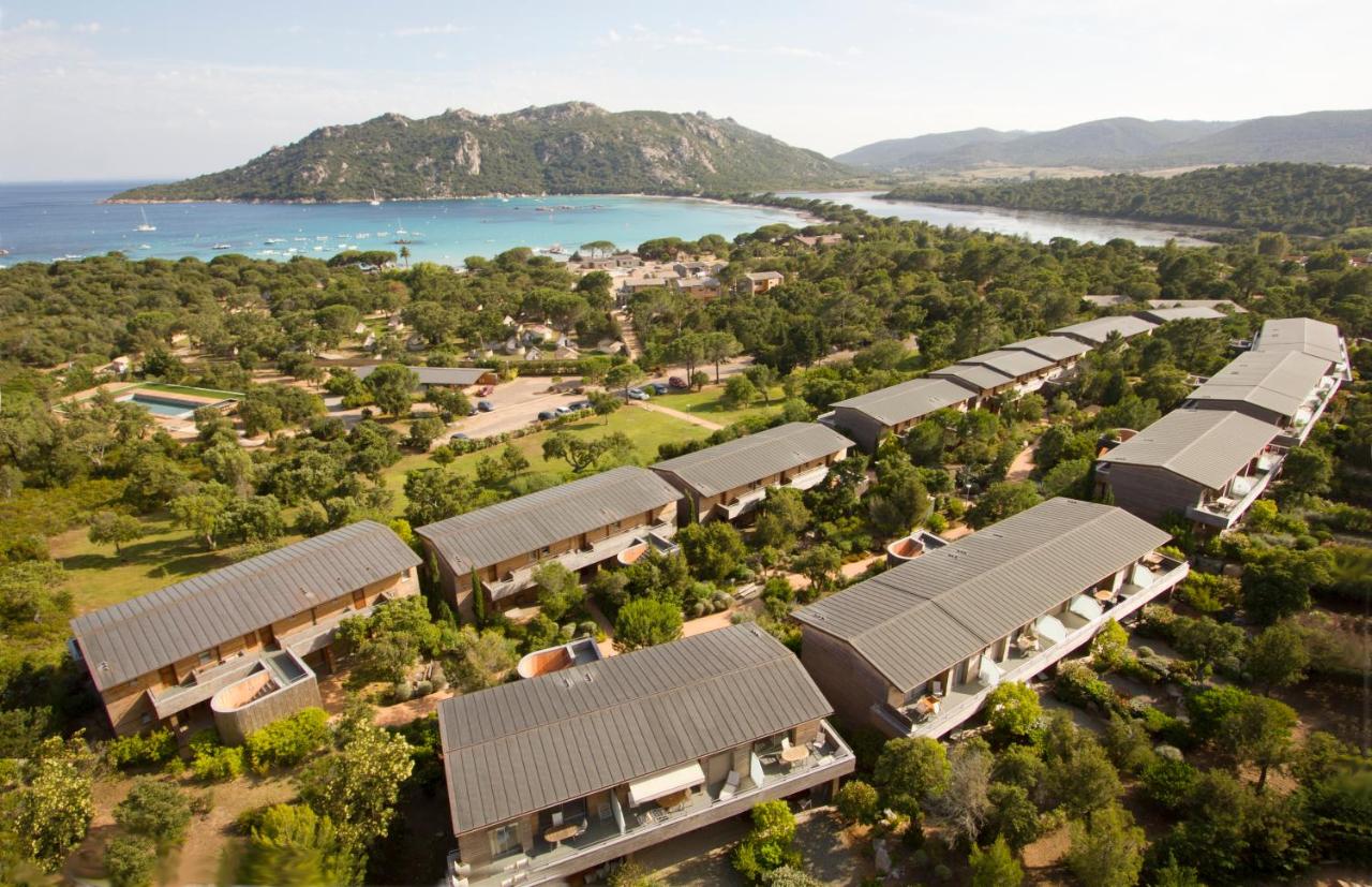 Complexe hôtelier en bord de mer avec vue montagne