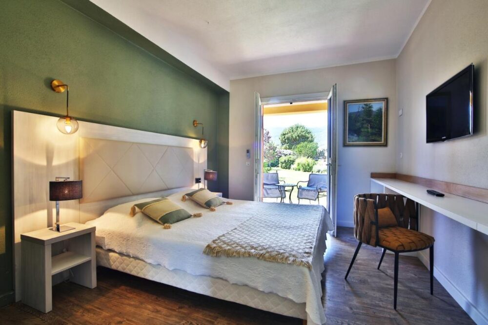 Chambre d'hôtel moderne avec vue sur jardin idyllique.
