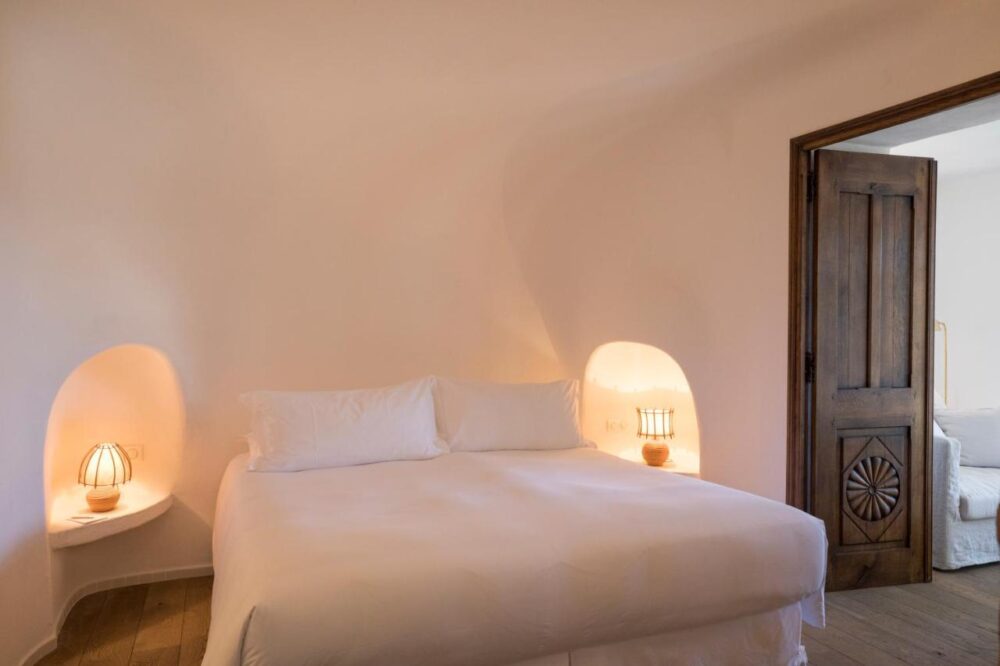 Chambre avec lit double et déco minimaliste.