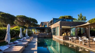 Luxueuse villa moderne avec piscine et terrasse.