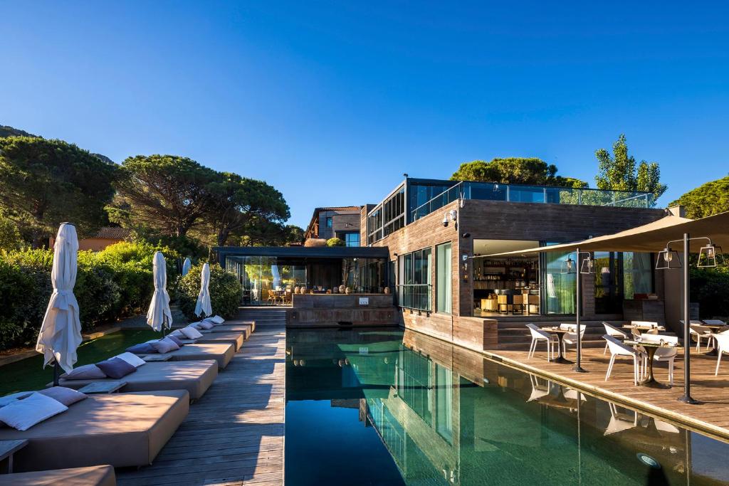 Luxueuse villa moderne avec piscine et terrasse.