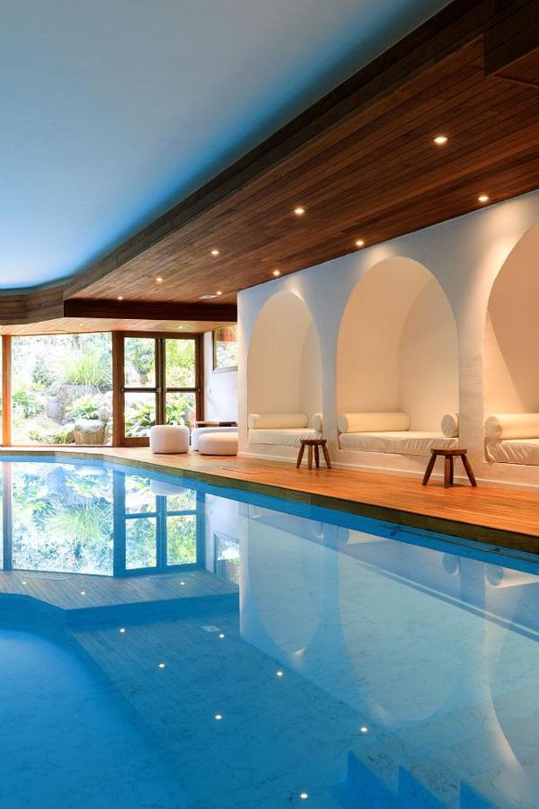 Piscine intérieure avec sièges élégants et lumière naturelle.
