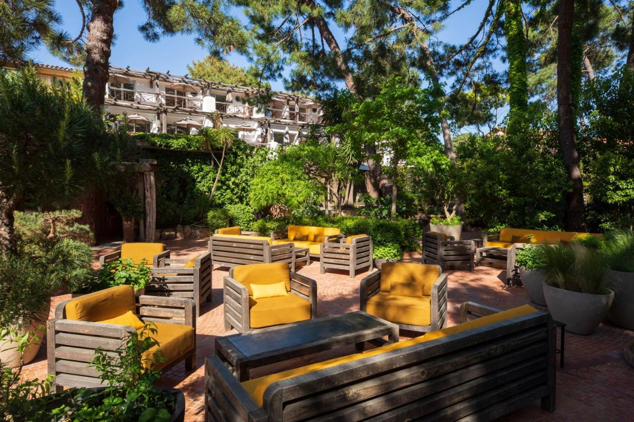 Terrasse détente avec fauteuils en plein air.