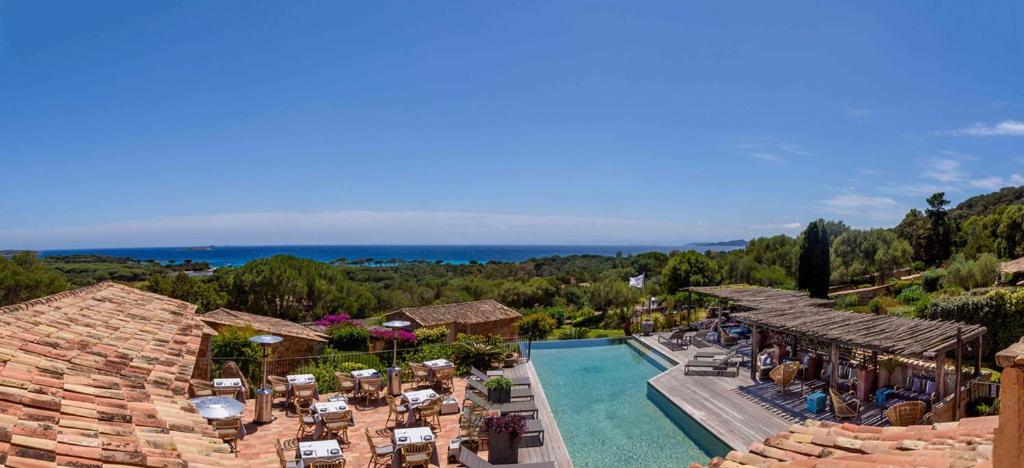 Vue piscine terrasse mer et nature en arrière-plan.