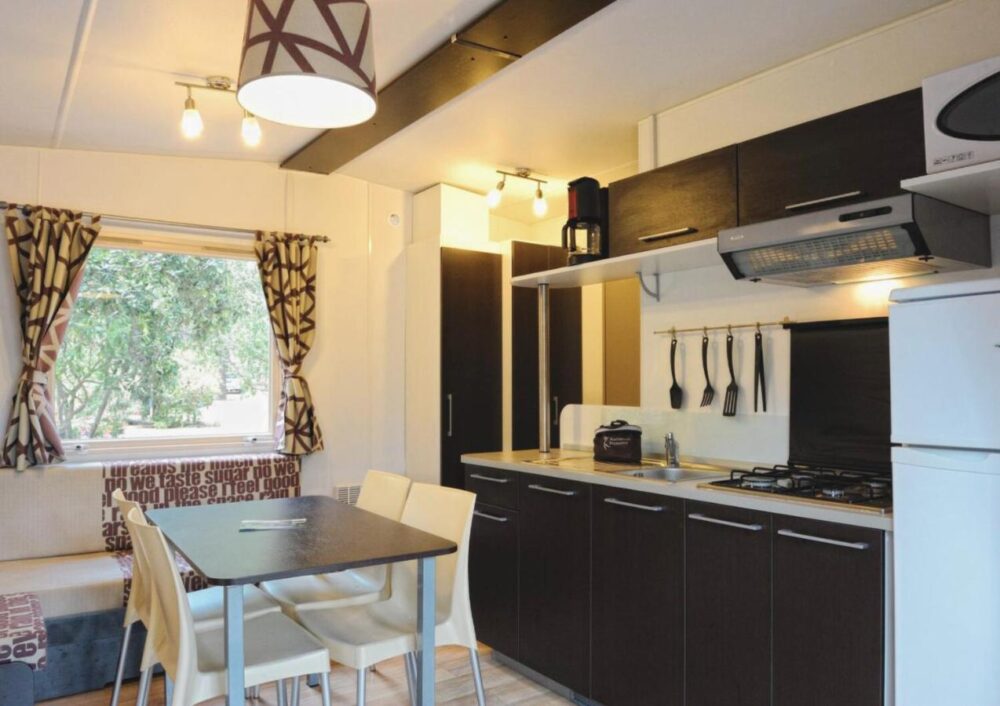 Cuisine moderne avec table et chaises.