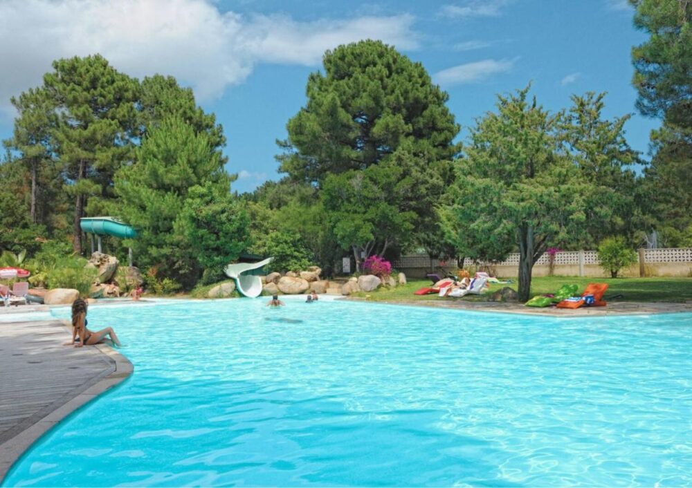 Piscine extérieure avec toboggan et transats