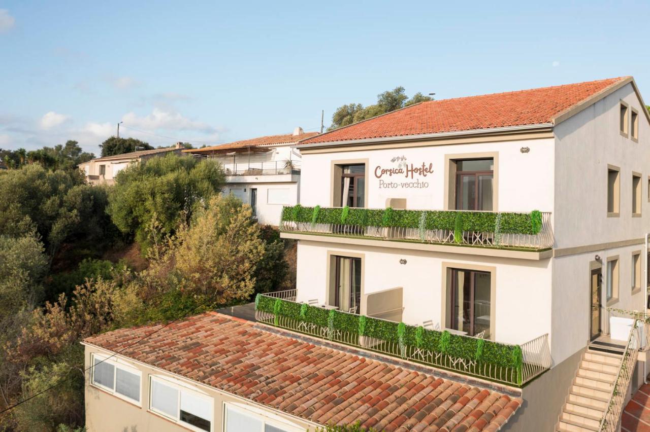 Auberge moderne entourée d'arbres, ciel bleu.