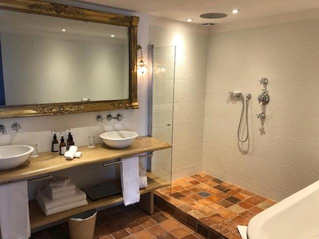 Salle de bains moderne avec douche italienne.