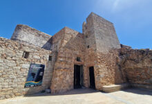 Ruines de château sous ciel bleu.
