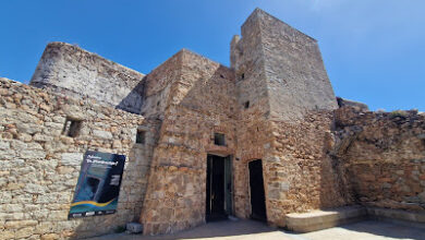 Ruines de château sous ciel bleu.
