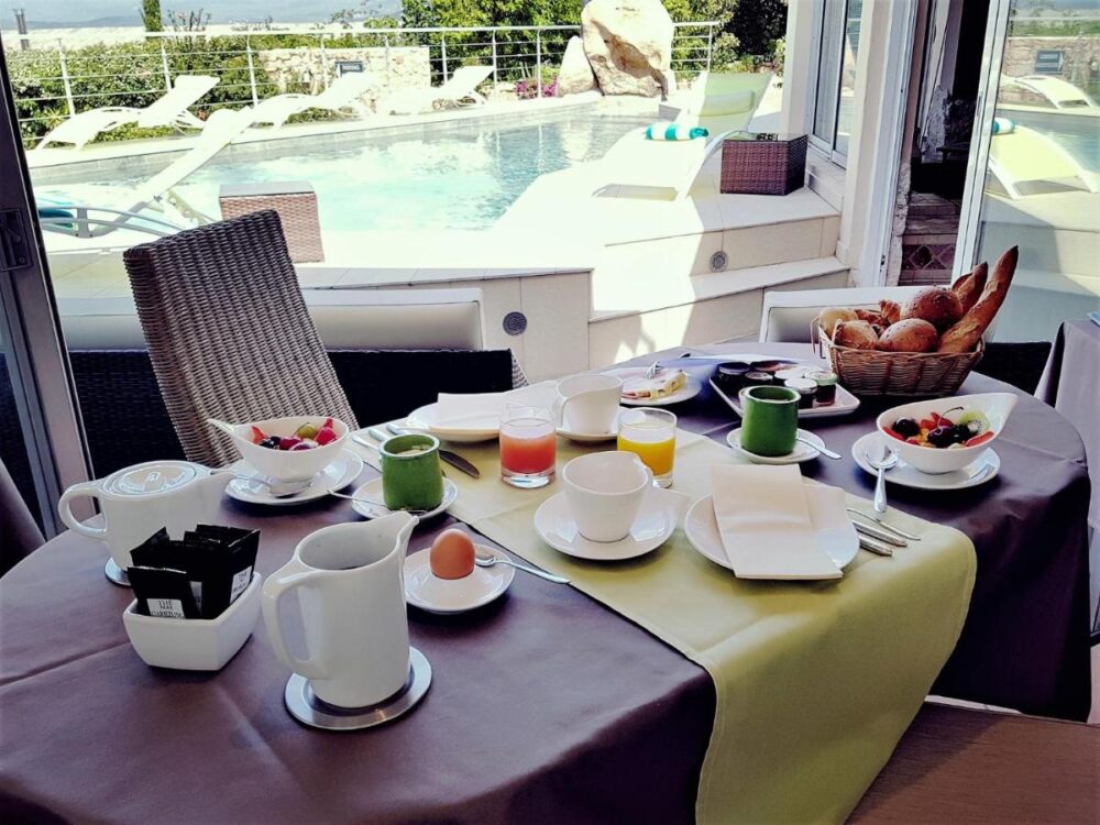 Petit-déjeuner varié près de la piscine.
