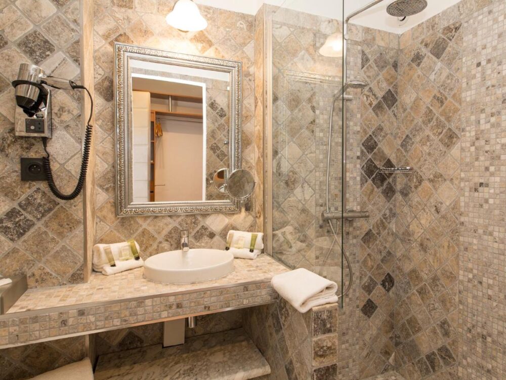 Salle de bain moderne avec douche italienne.