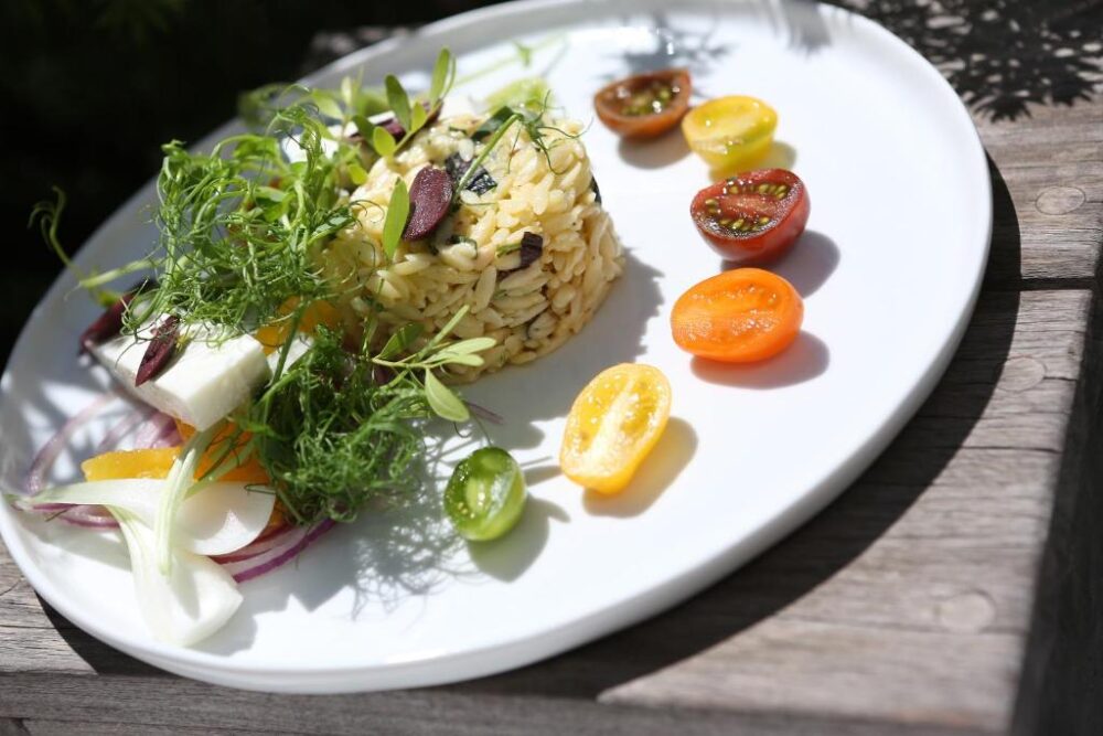 Assiette salade gourmande avec légumes colorés.