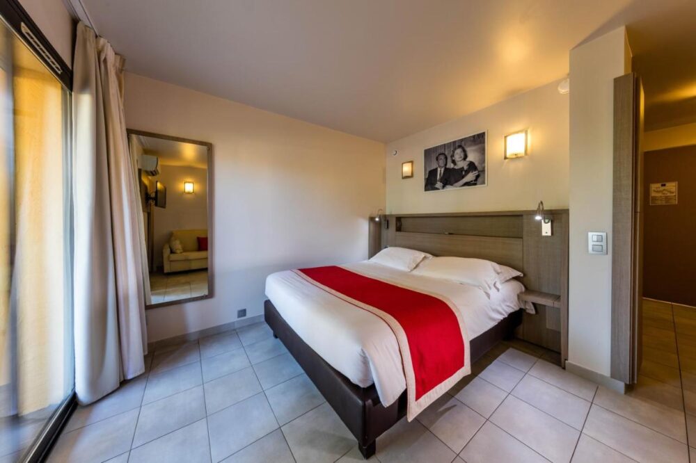 Chambre d'hôtel moderne avec lit double.