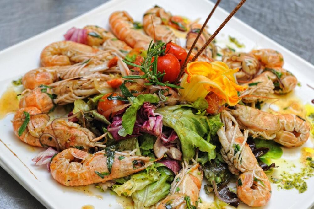Salade de crevettes et légumes frais sur assiette.