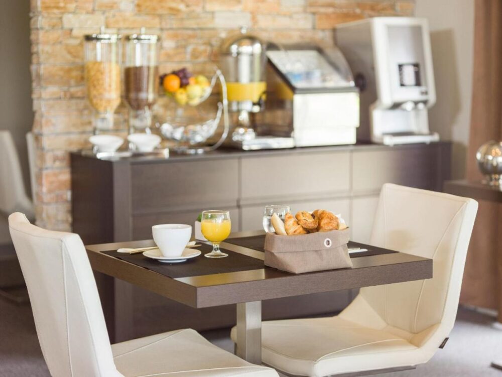 Petit-déjeuner avec croissants et jus à table.