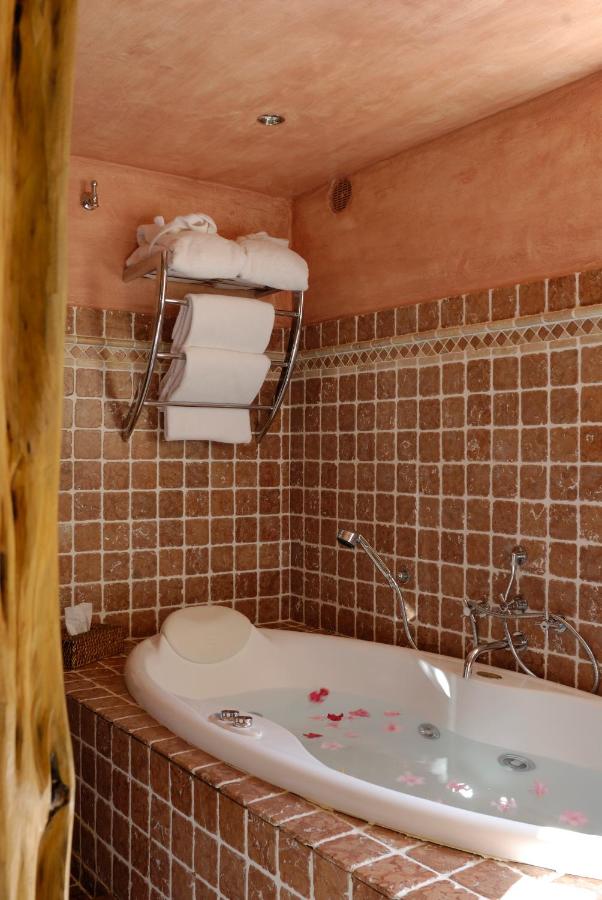 Salle de bain avec baignoire relaxante et serviettes.