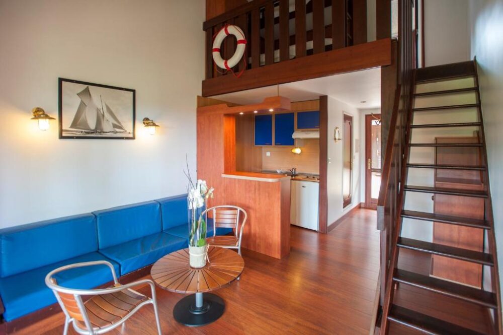 Salon moderne avec mezzanine et kitchenette.