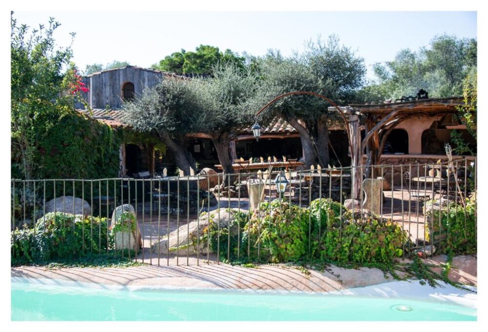 Maison en pierre et jardin avec piscine