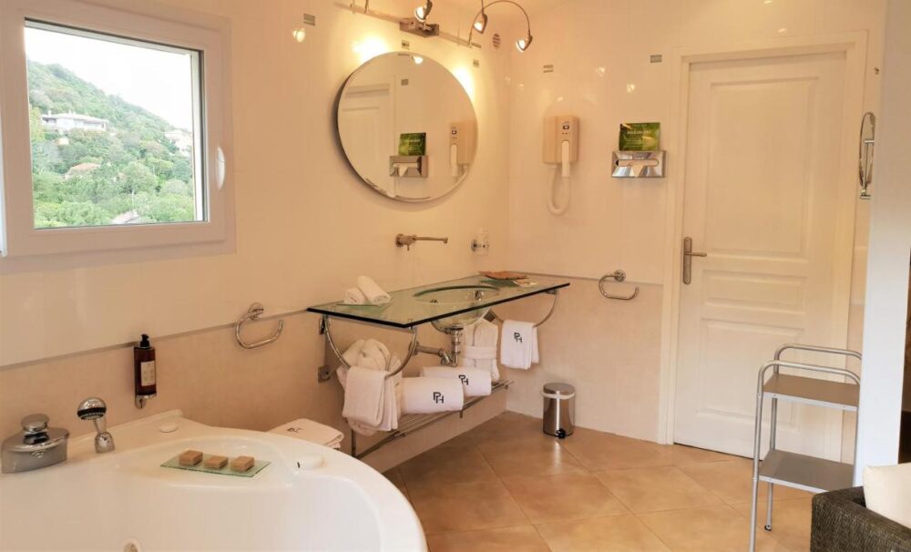 Salle de bain moderne avec fenêtre et équipements.