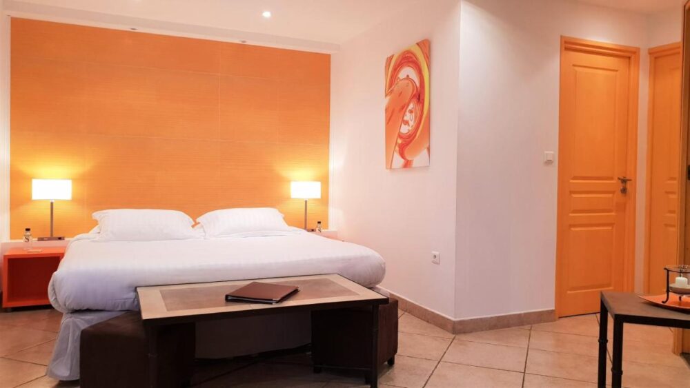 Chambre moderne avec lit double et éclairage chaleureux.