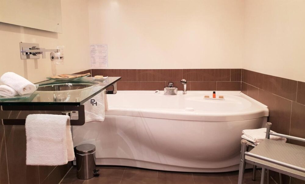 Salle de bain moderne avec baignoire d'angle.