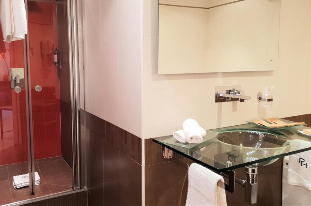 Salle de bain moderne avec douche et lavabo.