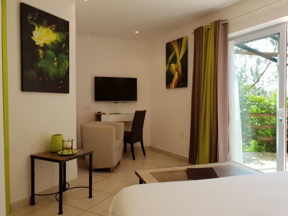 Chambre moderne avec tableaux et lumière naturelle.