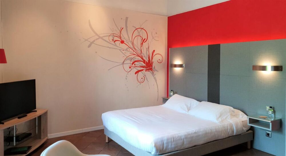 Chambre d'hôtel moderne avec décoration murale artistique.