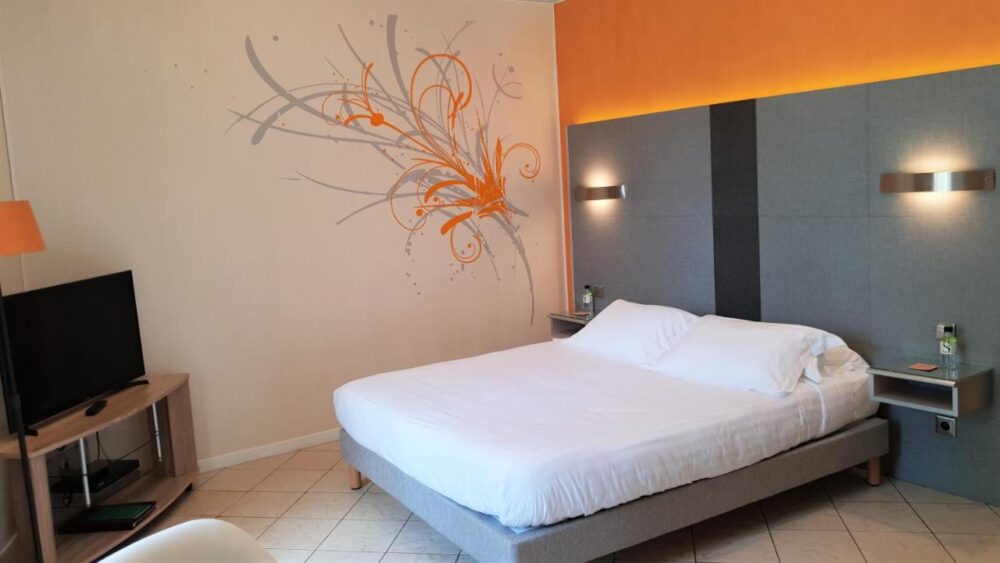 Chambre d'hôtel moderne avec lit double.