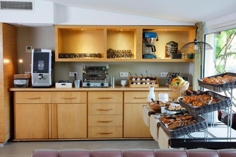 Buffet de petit-déjeuner avec viennoiseries et boissons chaudes.