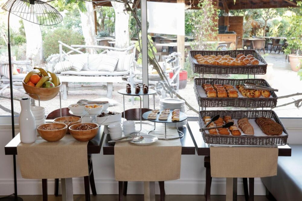 Buffet de petit déjeuner avec viennoiseries et fruits.