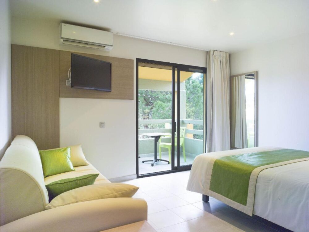 Chambre moderne avec balcon lumineux.