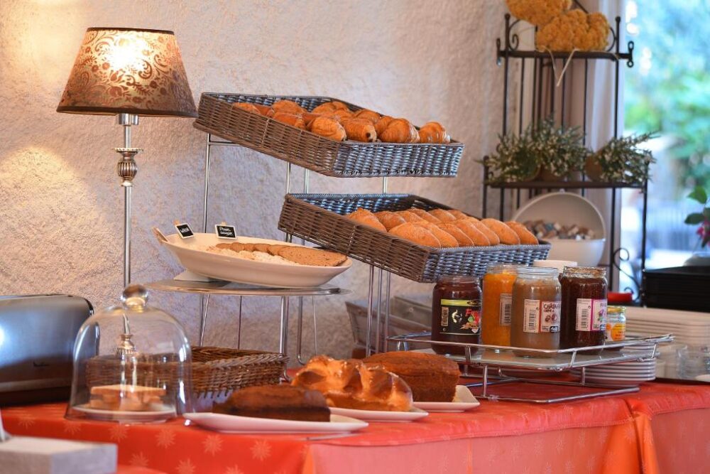 Buffet petit-déjeuner avec pains et confitures variées.