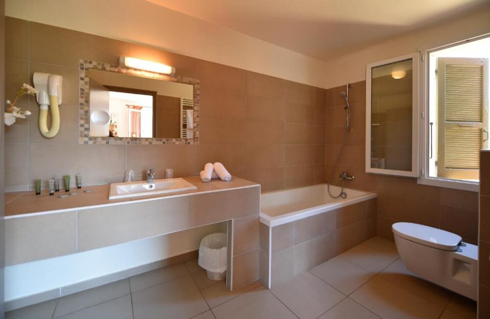 Salle de bain moderne avec baignoire et lavabo.