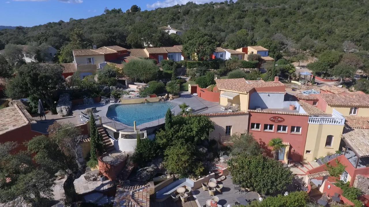 Vue aérienne d'un hôtel avec piscine et jardins.