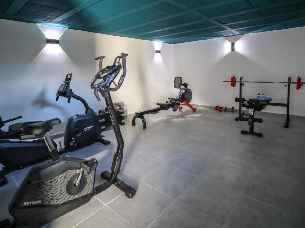 Salle de sport avec équipements.