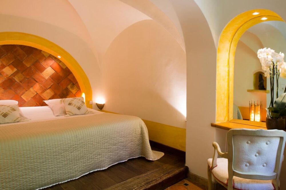 Chambre d'hôtel chaleureuse avec décoration élégante.