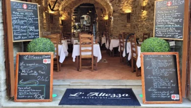 Restaurant L'Altezza avec menus sur tableaux noirs.