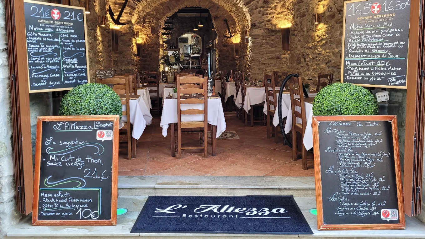 Restaurant L'Altezza avec menus sur tableaux noirs.