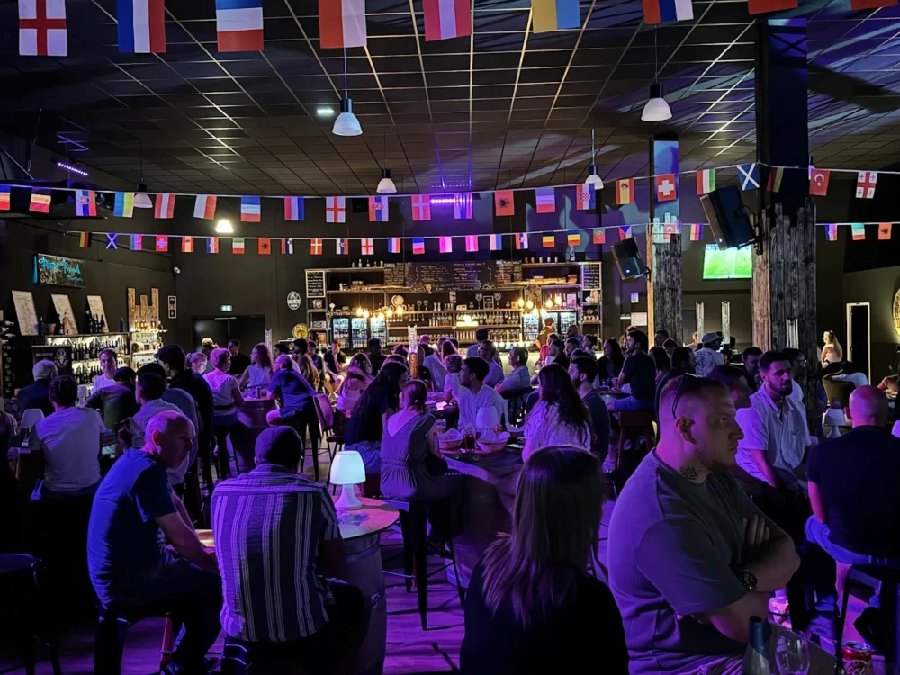 Bar animé décoré de drapeaux internationaux.