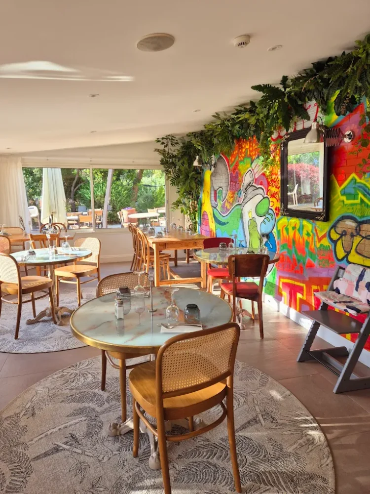 Restaurant avec mur graffé et mobilier en bois.