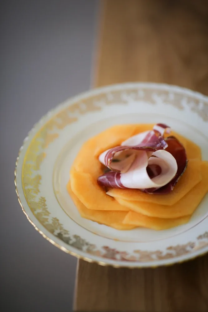 Assiette de melon et jambon sec.