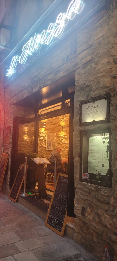 Entrée de restaurant en pierres apparentes.