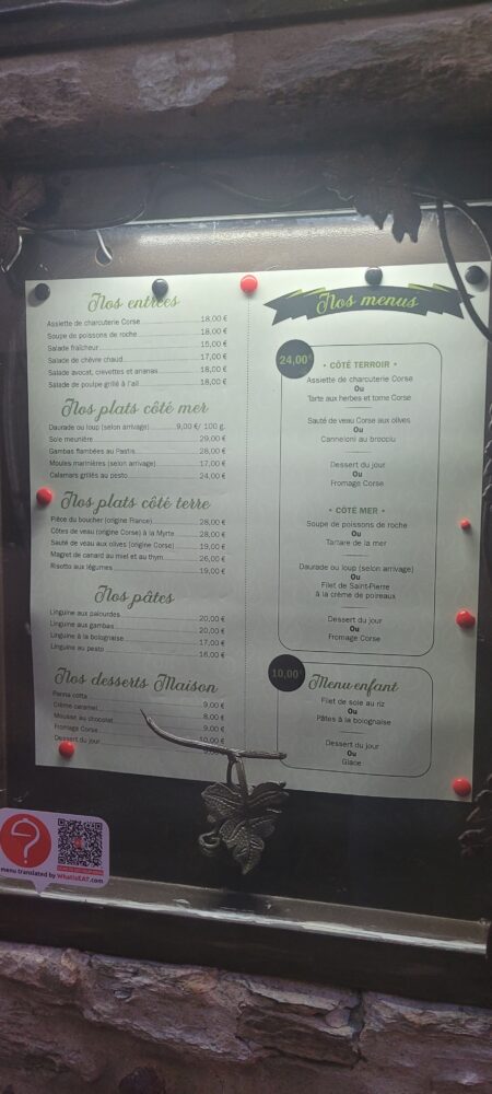 Menu de restaurant sur un mur en pierre.
