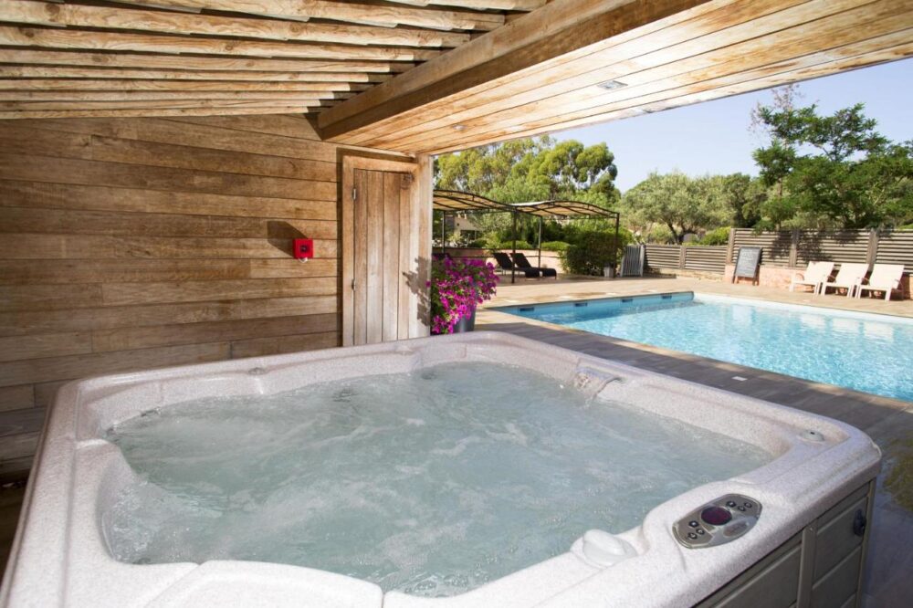 Jacuzzi et piscine extérieure en bois.