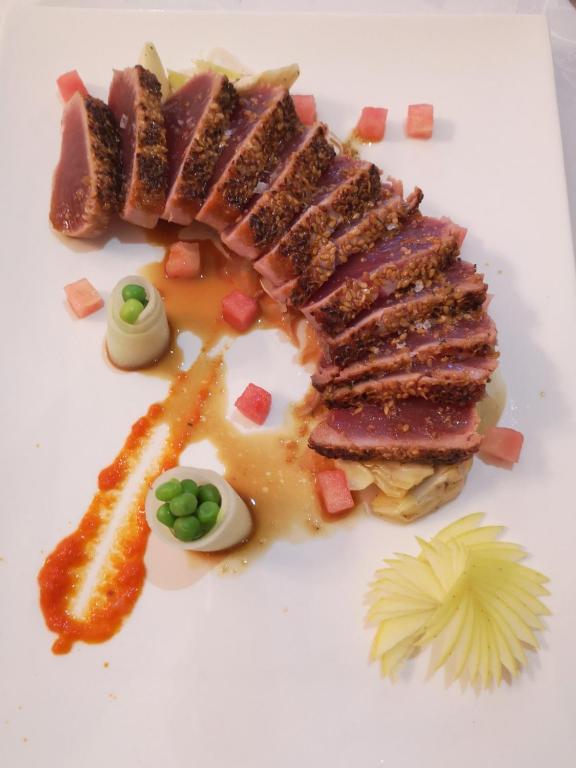 Plat élégant avec viande et légumes décoratifs.
