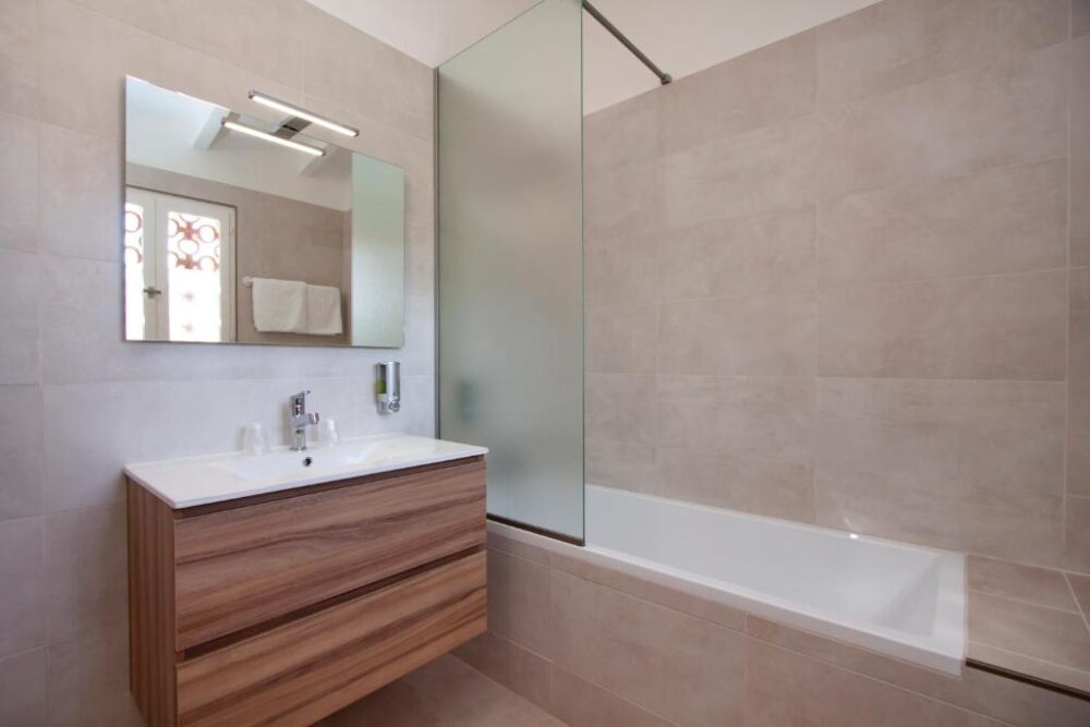 Salle de bain moderne avec baignoire.