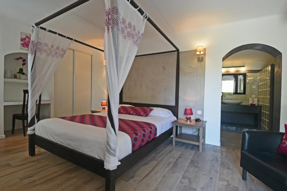 Chambre avec lit à baldaquin et décoration moderne.