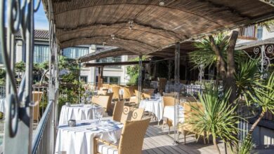 Terrasse de restaurant avec tables dressées.